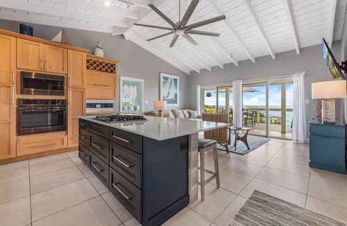 Benner House | 2 Bedroom Retreat with Ocean Views - Solar & Generator Included