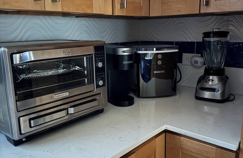 Benner House | 2 Bedroom Retreat with Ocean Views - Solar & Generator Included