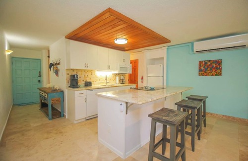 Orange Grove Condo | 2 Bedroom Sleeps 6 - Cozy Condo with beach access