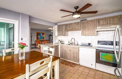 Bolongo Bay Condo | 2BR condo w/pool - 5 min walk to the beach!