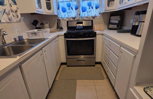 Estate Lerkenlund House | 2BR Ocean View Retreat - Peaceful, Private & Minutes to Beaches and Shopping.
