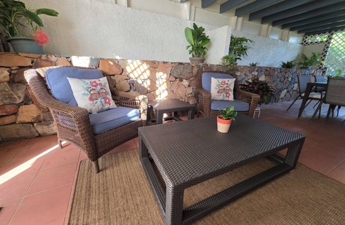 Estate Lerkenlund House | 2BR Ocean View Retreat - Peaceful, Private & Minutes to Beaches and Shopping.