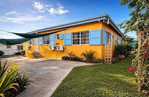 Estate Hogensborg House | 3-bedroom house- Close Prox to Airport, Beaches and Amenities full AC
