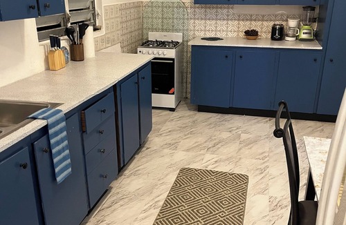 Flag Hill Apartment | 3-BR Cozy Tropical Gem- Walkable- Mins Away from Downtown St Thomas w. AC & WiFi