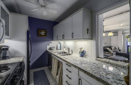 Nazareth Condo | 3BR budget-friendly Condo ON THE BEACH- 3 ensuite baths!