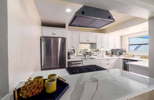 Frydendal Condo | 3BR newly remodeled condo - walk to Coki Bch!