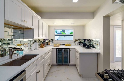 Frydendal Condo | 3BR newly remodeled condo - walk to Coki Bch!