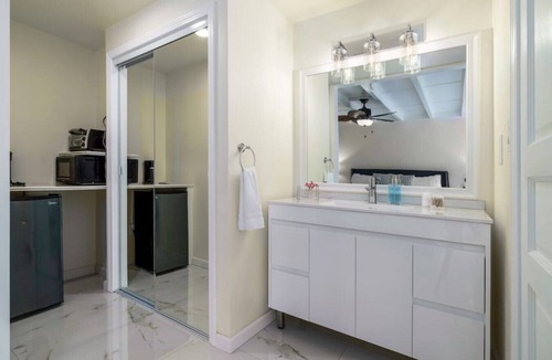 Frydendal Condo | 3BR newly remodeled condo - walk to Coki Bch!