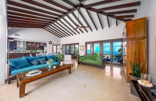 Estate Peterborg Villa | 4BR Incredible Views, HOT TUB + 5 Star Service!