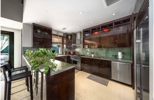 Estate Peterborg Villa | 4BR Incredible Views, HOT TUB + 5 Star Service!