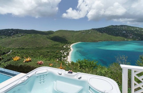 Estate Peterborg Villa | 4BR Incredible Views, HOT TUB + 5 Star Service!