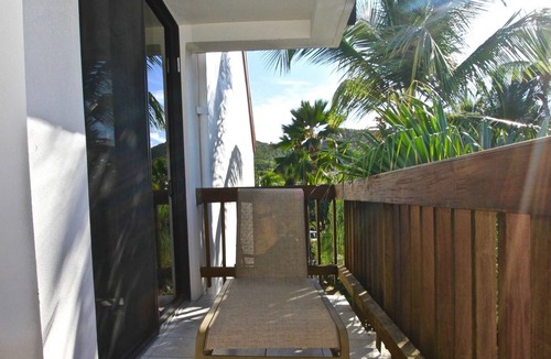 Red Hook Villa | 50' to the ocean! Corner unit! B301