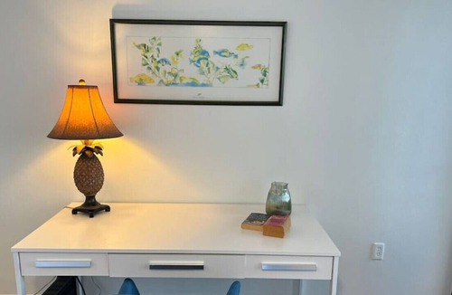 Estate Lovenlund Apartment | 53M FULL - CAR · NEW Remodel Full Ocean 2-Bdrm *Special* - CAR INCL