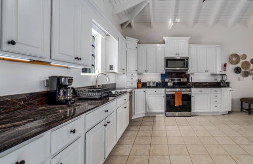 Estate Caret Bay House | 5BR Villa w/pool in peaceful residential neighborhood