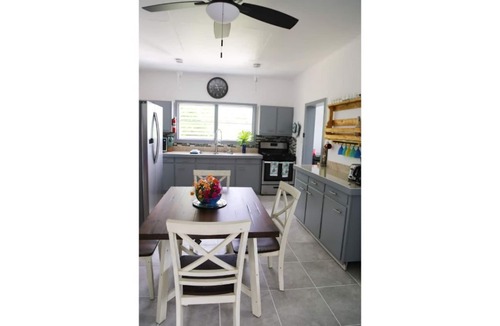 Estate Hull Apartment | A Peace in Paradise too!