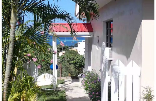 Richmond Cottage | A safe, family friendly bird watchers paradise with a beautiful ocean view.