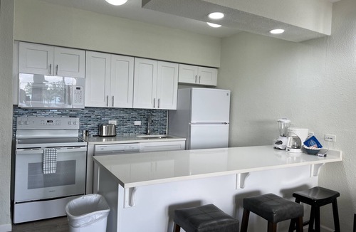 Estate Golden Rock Villa | Amazing Condo On the Beach: Pool, Hot Tub + FREE WiFi