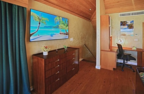 Red Hook Condo | Beachfront, Corner Unit Sapphire, Restaurants, Pool