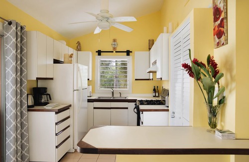 Estate William House | Beachfront. Just a Few Steps to the Sand. Walk to Restaurants. Near Downtown.