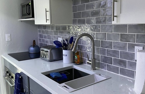 Orange Grove Apartment | Beautiful Posh Condo Newly Renovated with King Bed