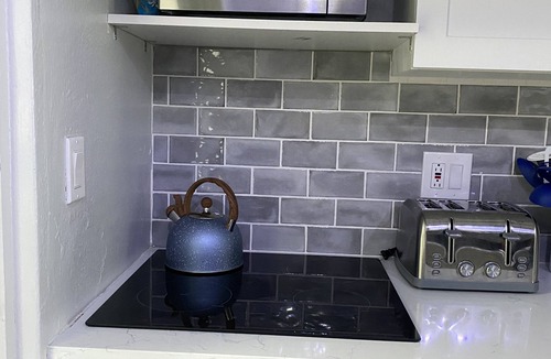 Orange Grove Apartment | Beautiful Posh Condo Newly Renovated with King Bed