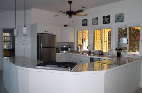 Nazareth House | Beautiful views, walk to Secret Harbour Beach