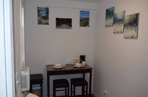 Estate Queens Quarter Apartment | Centrally Located Cozy Studio Retreat - WIFI & A/C