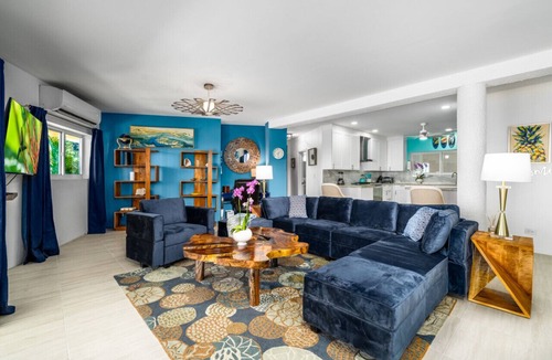 Rosendal House | Centrally located 7br with pool, 3 kitchens, pool and lots of space!