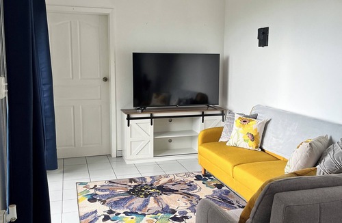 Estate Fortuna Hill Apartment | Charming 1-bedroom apartment in vibrant St Thomas with WiFi