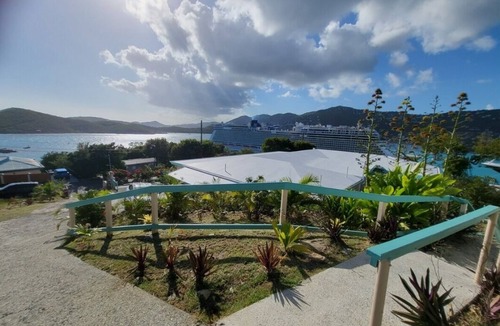 Flag Hill House | Charming 3-bedroom house with AC and WiFi in marvelous Charlotte Amalie East