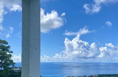 South Coast Apartment | Clifftop Apt: 180-degree Balcony Ocean Views, 5min to 3 Beaches