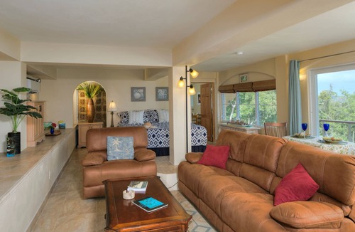 Estate Freemans Ground Villa | Couples Retreat, Sweeping VIEWS, Kayaks Await at the Beach!