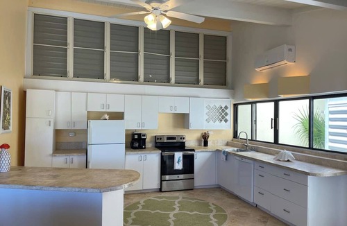 Estate Teague Bay Condo | Cozy condo w/ocean views & next to restaurants!