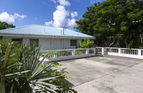 Contant Farms Apartment | Cozy, quiet, and safe Studio Apartment - 5 minute walk to Cruz Bay!