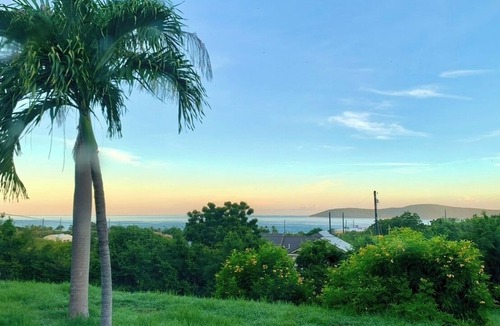 Cotton Valley House | Cruzan Time, New Pool, Buck Island view, Starlink, solar, 3 minutes to beach
