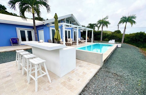 Cotton Valley House | Cruzan Time, New Pool, Buck Island view, Starlink, solar, 3 minutes to beach
