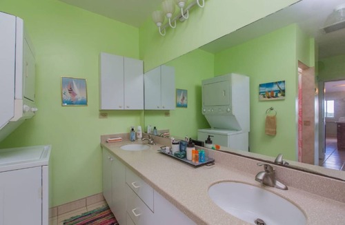 Estate Granard House | Dahlia Suite at Hummingbird Beach Hideaway
