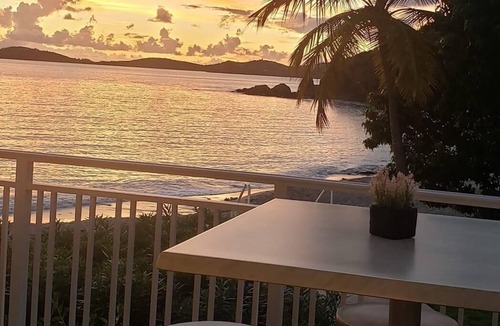 South Coast Apartment | Darling Palms Tree House: Beachside Studio Oasis