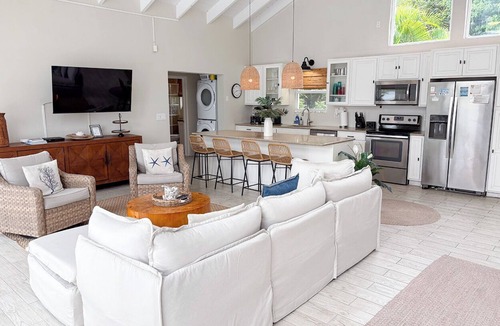 Estate Saint Quaco and Zimmerman Villa | Discover the Rainbow Beach House – your ultimate beachfront getaway in stunning Coral Bay! Experience the perfect blend of comfort and relaxation in this idyllic paradise. Book your escape today!