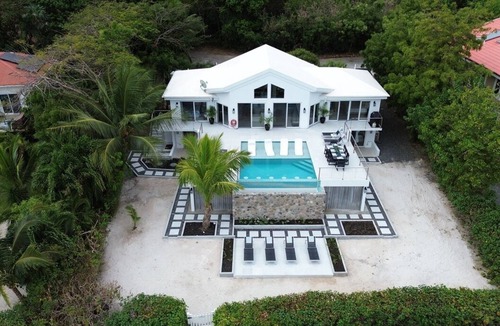 Estate Saint Quaco and Zimmerman Villa | Discover the Rainbow Beach House – your ultimate beachfront getaway in stunning Coral Bay! Experience the perfect blend of comfort and relaxation in this idyllic paradise. Book your escape today!