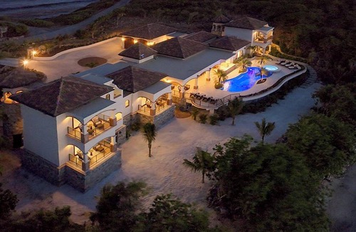 Ditleff Point Villa | Ditleff Beach House~New 2025 Beachfront Estate~Gated~Welcome Dinner on Arrival