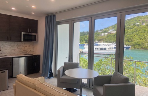 Estate Enighed Apartment | Edgewater Villas-Studio Unit-Central easy walking location