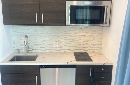 Estate Enighed Apartment | Edgewater Villas-Studio Unit-Central easy walking location