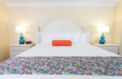 Estate East Street Hotel | Elegant Room for Couples Featuring Stunning Harbor Views and Peaceful Serenity