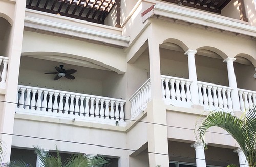 Estate Enighed Apartment | Grande Bay, SURFSIDE Beachfront studio, WIFI, Great Views