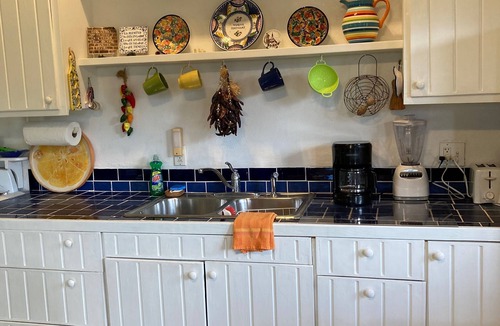Lower Carolina Cottage | Great Breeze, Tesla Solar Storage, Airy, Open, Peaceful & Ideal 'Work From Home'
