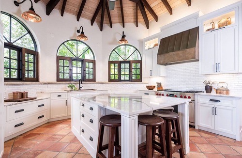 Estate Hammer Farm Villa | Hakuna Matata: High-End Island Living!