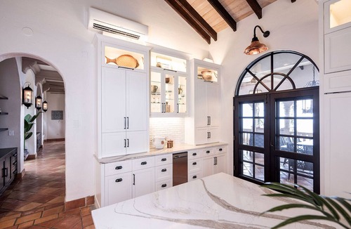 Estate Hammer Farm Villa | Hakuna Matata: High-End Island Living!