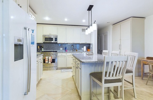 Red Hook Condo | Immerse Yourself in Luxury at our breathtaking beachfront Condo!