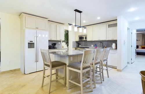Red Hook Condo | Immerse Yourself in Luxury at our breathtaking beachfront Condo!